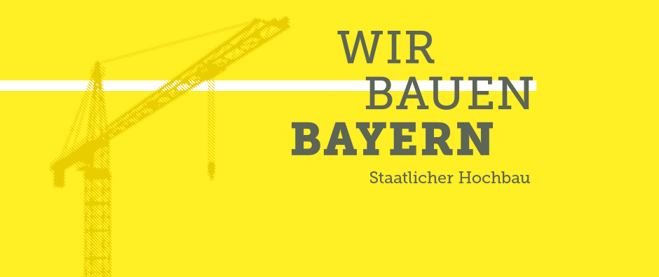 Ein dunkelgelber, grafisch dargestellter Kran auf gelber Fläche. Schrift: Wir bauen Bayern. Staatlicher Hochbau. - © 