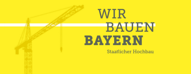 Ein dunkelgelber, grafisch dargestellter Kran auf gelber Fläche. Schrift: Wir bauen Bayern. Staatlicher Hochbau