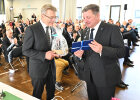 Staatsminister Christian Bernreiter übergibt ein kleines Abschiedsgeschenk an Amtschef Helmut Schütz.