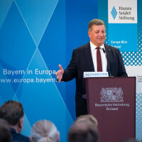 Bayerns Verkehrsminister Christian Bernreiter bei seinem Impulsvortrag vor Verkehrsexperten in der Bayerischen Vertretung