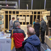 Besucher sehen sich den Messestand des StMB auf der Landshuter Umweltmesse an
