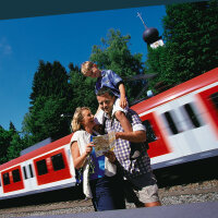 Ein Ehepaar mit Kind macht einen Ausflug mit der S-Bahn im Münchner Umland.