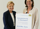 Investition in Bayerns Schulinfrastruktur: Bauministerin Ilse Aigner mit der Regierungspräsidentin von Oberbayern, Maria Els