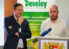 Verkehrsminister Dr. Hans Reichhart und ein Mitarbeiter von Develey stellen das Kooperationsprojekt vor.