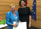 Aushändigung des Bundesverdienstkreuzes am Bande an Christine Krug