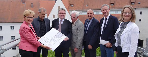 Baustaatssekretär Josef Zellmeier informierte sich über die Baustellenfortschritte am Herzogschloss in Straubing. 