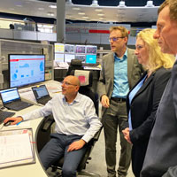 Verkehrsministerin Kerstin Schreyer zu Besuch bei der Betriebszentrale der DB Netz.
V.l.n.r.: Netzkoordinator Konrad Freilinger, Frank Schlesier, Leiter der Betriebszentrale der DB Netz, Verkehrsministerin Kerstin Schreyer, und Klaus-Dieter Josel, DB-Konzernbevollmächtigter für Bayern