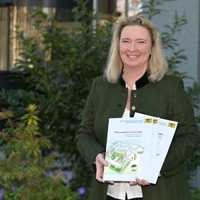 Bauministerin Kerstin Schreyer präsentiert die neue Broschüre "Werkzeugkasten Artenvielfalt"