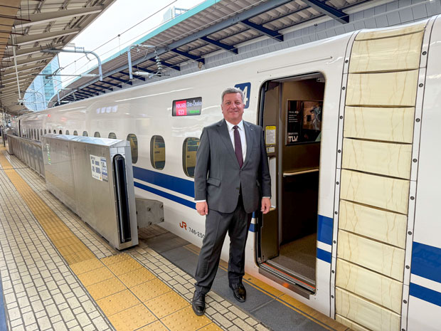 Staatsminister Christian Bernreiter vor einem Shinkansen-Zug