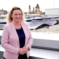 Bauministerin Kerstin Schreyer auf dem Dach des Bauministeriums vor der Photovoltaikanlage