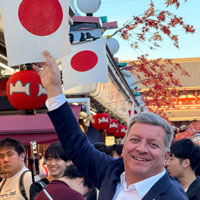 Staatsminister Christian Bernreiter mit Japan-Flagge