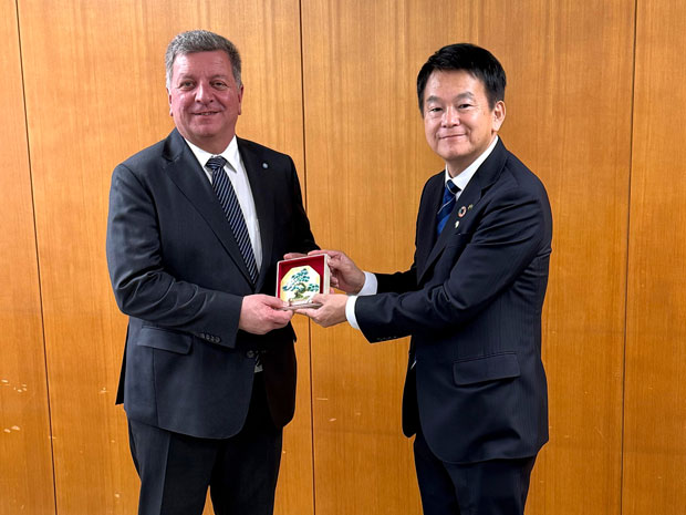 Hayato Shimizu übergibt ein Gastgeschenk an Christian Bernreiter