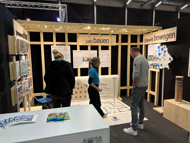 Besucher sehen sich den Messestand des StMB auf der Landshuter Umweltmesse an