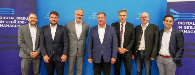 Gruppenfoto mit den Beteiligten an der Fachkonferenz Digitalisierung im Gebäudemanagement. Abgebildet sind sieben Männer, in der Mitte Bauminister Christian Bernreiter.