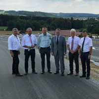 Ortstermin an der ausgebauten Staatsstraße 2147
Auf dem Foto v.l.n.r.: Bürgermeister Wolfgang Zirngibl (Ascha), Landrat Josef Laumer, MdL Hans Ritt, Staatssekretär Josef Zellmeier, Behördenleiter StBA Passau Robert Wufka, Bürgermeister Manfred Reiner (Rattiszell)