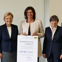 293 Millionen Euro Fördermittel für die Sanierung von Schulgebäuden: Bauministerin Ilse Aigner mit den Bayerischen Regierungspräsidenten