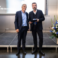 Amtschef Dr. Gruber zeichnet Prof. Nagler mit dem Bayerischen Staatspreis für Architektur aus.