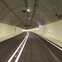 Blick in den Tunnel Auberg im Zuge der Bundesstraße 304 mit umfangreicher betriebstechnischer Ausstattung (Beleuchtung, Belüftung, Fluchtwegkennzeichnung, Lautsprecher)